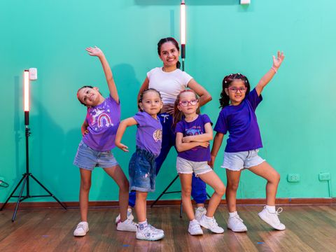 Clase de Danza Creativa en la Escuela D1