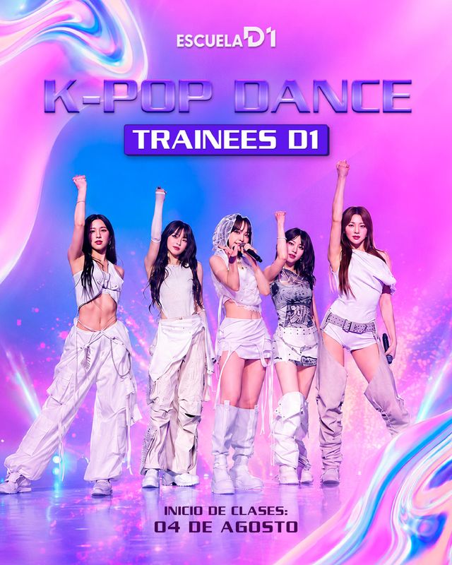 Flyer de K-Pop Dance Trainees D1: cinco bailarinas de K-Pop en el escenario; inicio de clases el 4 de agosto