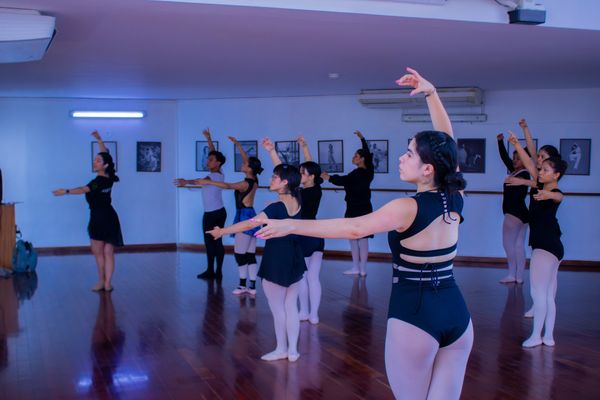 Alumnos del PRE PFA en clase en el estudio de D1 Chorrillos