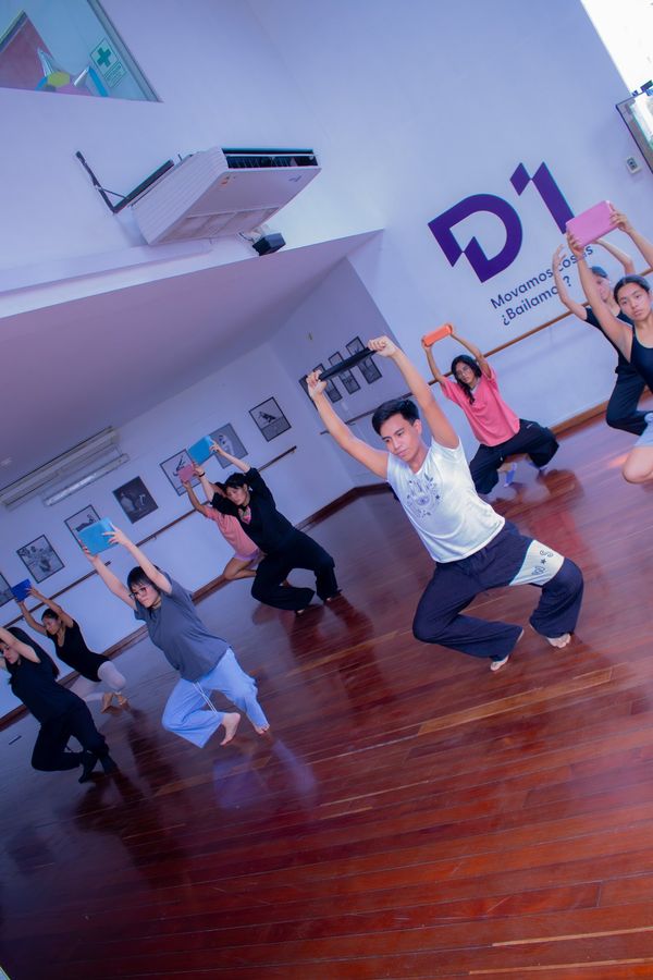 Alumnos del PRE PFA en clase en el estudio de D1 Chorrillos