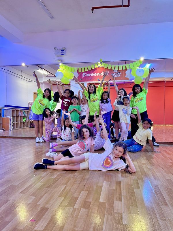 Alumnos del Summer Camp de D1 en clase y en la presentación final